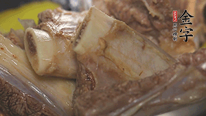 鍋中加熱適量油，加入姜和牛仔骨炒至外表呈金棕色。