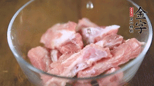 切成小段的排骨洗凈后，加姜片焯水3分鐘。