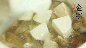 加入適量清水、黃酒燉開后，小火煮1小時即可。