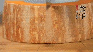 南瓜去皮洗凈后，切成規(guī)則的長方形。