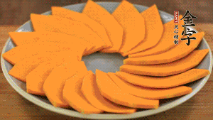 秋葵、南瓜交叉擺在盤中，然后香腸片置于上面，擺成花環(huán)狀。