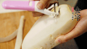 蘿卜去皮，切成絲。（如果用擦菜板，不能選擦成太碎的）