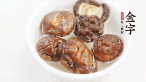 鍋加熱至7成，放蘿卜絲煸炒，加3粒冰糖翻炒至透明，盛出備用。