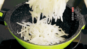 鍋加油至5成熱，放香腸粒、臘肉粒翻炒，等脂肪變透明后，加香菇、瑤柱、蝦米，放適量冰糖、胡椒粉、鹽炒至香味溢出。