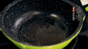 盆中放入炒好的蘿卜絲、香腸等食材，加粘米粉、澄粉，一邊倒香菇水，一遍攪拌成稀糊狀。（加入少量的澄粉可以讓蘿卜糕質(zhì)地柔軟又充滿彈性，而且還可以增加成品的透明感。 ）