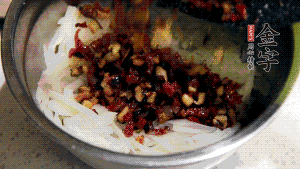 在蒸盤中鋪上油紙，鋪好食材后壓一壓，蒸箱中蒸30分鐘即可。（蒸好的蘿卜糕切成厚片，用少量油煎一下，撒點(diǎn)蔥花口味更好。）