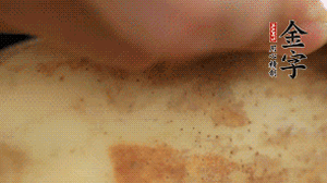 金字香腸切片，藕去皮切薄片備用。