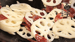 依次下香腸片、藕片翻炒均勻，加適量清水燜熟。