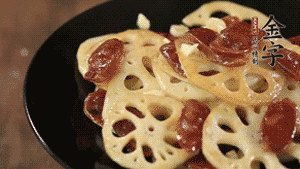 出鍋前加少許鹽調(diào)味，撒上蔥花即可。