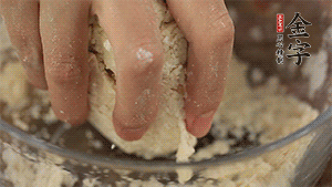 揉勻成光滑的面團(tuán)后，醒發(fā)半小時。