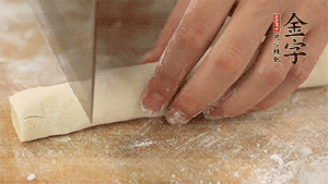 均勻切段后搓成長條狀，繞到香腸上，以紅豆點(diǎn)綴眼睛。