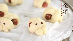 上鍋大火蒸20分鐘后，關(guān)火燜5分鐘就可以了。