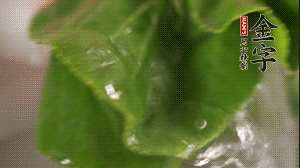 小青菜從根部掰開，分別洗凈。