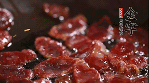 鍋中油7成熱時，香腸片翻炒均勻，然后依順序加胡蘿卜絲、小青菜、面條。