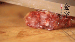 金字土香腸斜切成片。