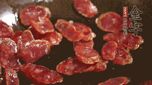 鍋中油7成熱時(shí)，，先放香腸煸香，再放荷蘭豆、小玉米均勻翻炒。（可淋點(diǎn)料酒或清水讓香腸口感軟一些）