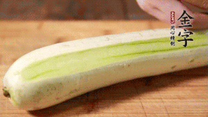 絲瓜去皮，切成1cm厚的小圈。