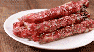 金字香腸切成薄片。