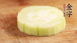 將香腸片鋪到絲瓜圈上。