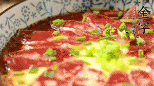 出鍋前淋上少許生抽、香油調(diào)味，撒上蔥花就可以了。