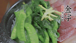 燜好的米飯開蓋，放入菜心、荷蘭豆，澆上調(diào)味汁拌勻。