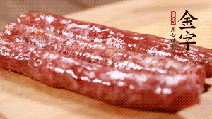 金字金華香腸整根入蒸鍋，蒸熟后切成片。