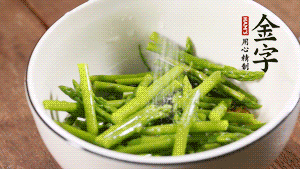 將調(diào)料放入準(zhǔn)備好的食材中，攪拌均勻。