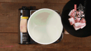 鮮肉冷水下鍋，加姜片焯水3分鐘。