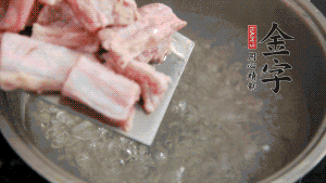 剁成塊狀的排骨洗凈，放入沸騰的鍋中，加姜片汆燙，2分鐘后撈出備用。