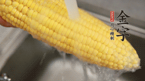 蓮藕切塊、玉米切段、荸薺削皮。