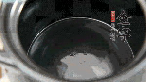 依次把排骨、玉米、蓮藕、荸薺放入砂鍋中。（根據(jù)食材的難易熟度放置，難熟的放下面，其他湯品也是一樣。）