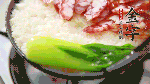 5分鐘后，在鍋邊用勺子淋一圈少少的油。打雞蛋，放青菜，把調(diào)好的醬汁倒入。（在米飯周圍用小勺沿著鍋邊淋上一圈油，是為了吃到地道的鍋巴。這個(gè)過程可以稍微轉(zhuǎn)動下鍋，使四壁受熱均勻。）