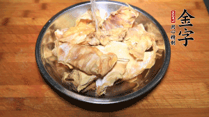 筍干冷水泡發(fā)至軟，切成小段，生姜切成片備用。