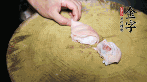 新鮮豬蹄切成塊狀，冷水入鍋，加姜片、黃酒汆燙3分鐘，出鍋后洗凈。（要先將豬蹄的蹄甲和毛處理干凈，如果有毛扎扎的感覺，非常影響口感。大火燒開后，撇去血沫，要多撇幾遍至干凈，這樣才可使湯色更鮮亮、清淡不油膩。）