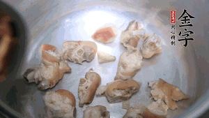 將汆燙好的豬蹄塊、蹄片 、筍段、姜片放入鍋中，放黃酒調(diào)味。