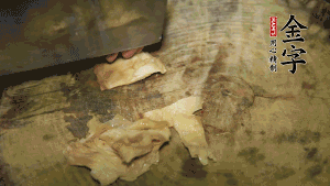 加適量溫水淹沒食材，大火燉至水沸后再小火慢燉1小時(shí)，出鍋前10分鐘加枸杞。（焯過水后的豬蹄不應(yīng)再用涼水，用溫水燉煮更容易軟爛。也可以用高壓鍋或者有煲湯功能的電飯煲，省時(shí)又便于入味。）