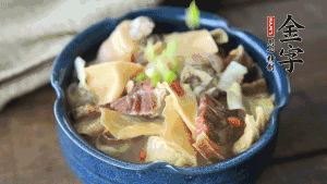 加翠綠的蔥花點(diǎn)綴一下就可以啦。