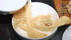 竹蓀淡鹽水泡發(fā)后，剪去菌蓋頭（封閉的一端），切成小段。生姜切片，蔥切段備用。