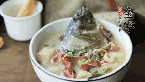 出鍋前可以撒上少許蔥花點(diǎn)綴。