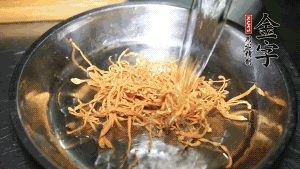 蟲(chóng)草花用涼水浸泡10分鐘，干香菇溫水泡發(fā)至軟去蒂備用。蓮子、紅棗也可一同清洗干凈。