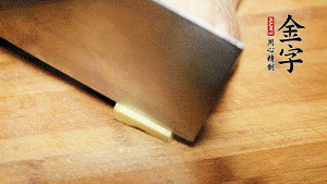 將雞、生姜片、火腿片放入砂鍋中，注入清水淹沒(méi)雞身。（燉湯最適宜冷水下鍋，隨著水溫的慢慢升高，原料會(huì)充分釋放出營(yíng)養(yǎng)。）