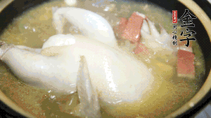 煮沸時(shí)加入蟲(chóng)草花、香菇、紅棗，以料酒調(diào)味繼續(xù)小火燉煮1小時(shí)左右。