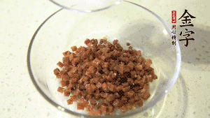 【月餅餡】2．火腿丁、白砂糖、蜂蜜攪拌腌漬2小時。