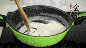 【月餅餡】3．把面粉放入干凈的炒鍋，小火加熱不斷翻炒，至呈微黃色熟透。在腌漬好的火腿丁中加熟面粉，拌勻后，加黃油拌勻揉搓成12個小球，放冰箱冷藏備用。