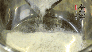 【油皮】1．將油皮材料放入料盆中，緩緩加100ml水，攪拌成雪花片狀。在案板上反復(fù)揉搓成有一定筋度的光潔面團，搓成12個團子。