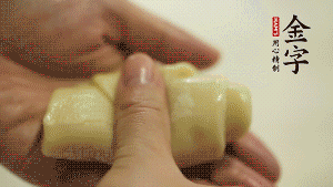 【包月餅】1．面劑兩頭向中間捏緊， 把光滑一面向下，按扁后搟成圓形面皮。餡料放在面皮中心，把餡料包緊，捏緊收口。