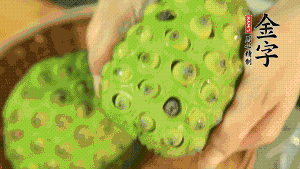 從蓮蓬中取出新鮮蓮子，剝?nèi)ネ鈿ず螅傩⌒膭內(nèi)グ咨∧?。（剝掉白色薄膜的蓮子口感上會更嫩，入口更顯清甜）