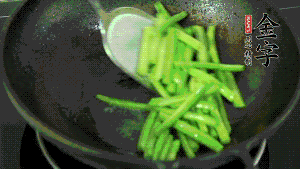 鍋中倒油，油溫7成熱時，放入四季豆煸炒至變色，然后放入香腸均勻翻炒，加少許清水燜煮1分鐘。