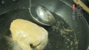 鴿子去毛和內(nèi)臟，處理干凈。大火燒開鍋中的水，放入鴿子汆燙3分鐘，撇清血沫，撈出備用。（為了保證湯色純正，肉類在煲制前要先去除殘留的血水，煲湯時一定要冷水下鍋，這樣肉里的蛋白質(zhì)才可以充分地溶解到湯里，湯的味道才會鮮美。）