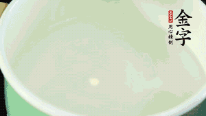 鍋中盛涼水，放入汆燙好的鴿子、火腿片、生姜片。